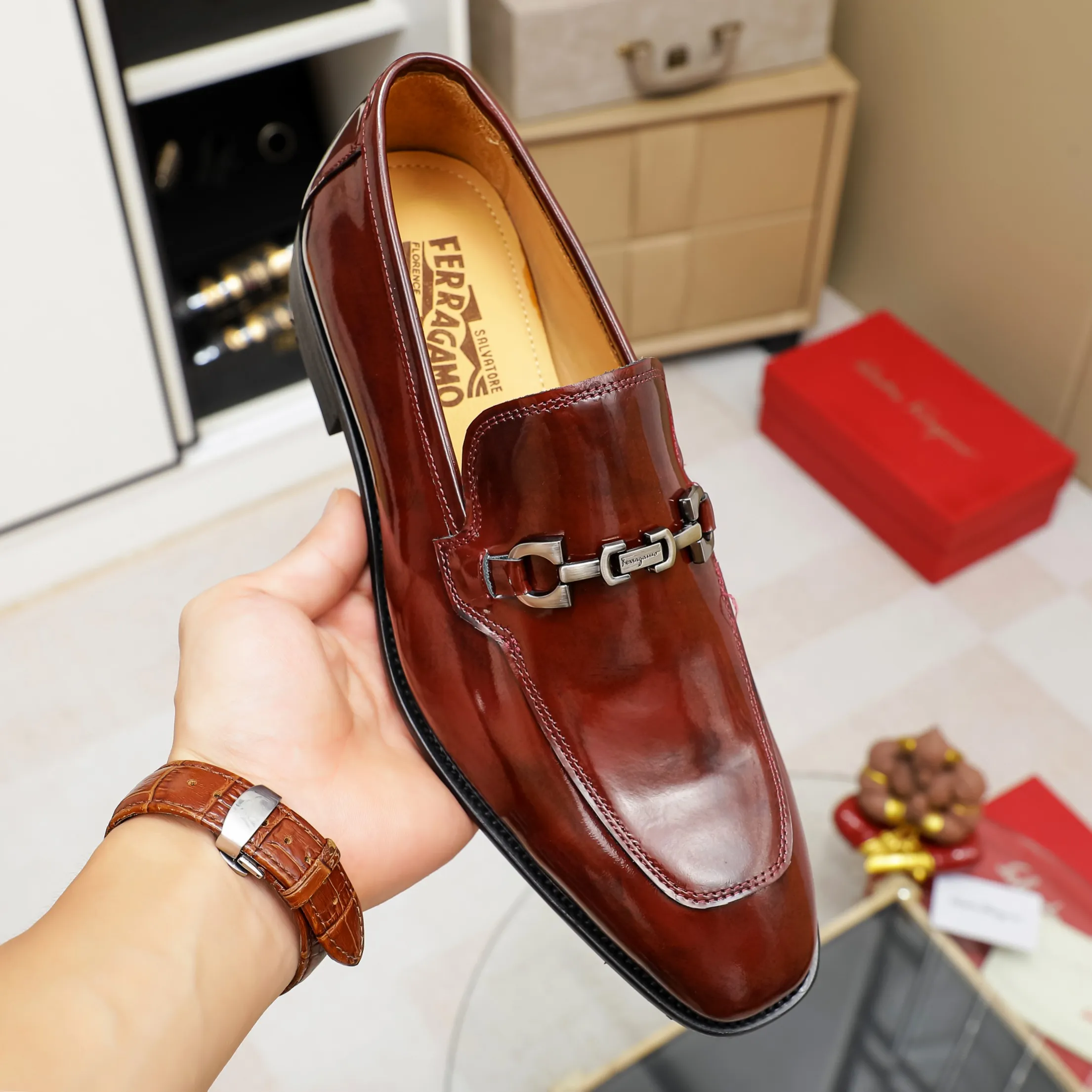 Men's shoes💰460🕷🕷[Ferragamo] Ferragamo's top men's business leather shoes💯Original copy of the official website, the upper is made of imported official website 1:1 material🍁Italian embossed cowhide🇮🇹Imported water-dyed leather lining. It’s definitely not made with ordinary craftsmanship, it’s the model used by celebrities! The factory’s craftsmanship is designed to create the most perfect shoes for trendy men! Code number 38-44 (45.46 customized) 3 colors, large quantities in stock